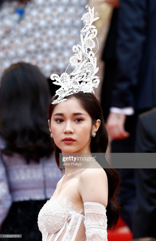Mỹ nhân Việt tiếp bước "nữ hoàng nội y" Ngọc Trinh gây bức xúc tại LHP Cannes 2019 đó là Quỳnh Hương – "gà cưng" của ông bầu Khắc Tiệp.