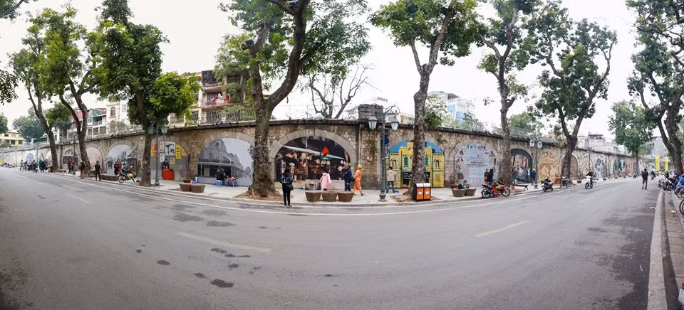 Sau gần 3 tháng triển khai dự án, phố bích họa Phùng Hưng đã chính thức khoác lên mình chiếc áo mới để phục vụ nhu cầu triển lãm dịp Tết Nguyên đán Mậu Tuất 2018.