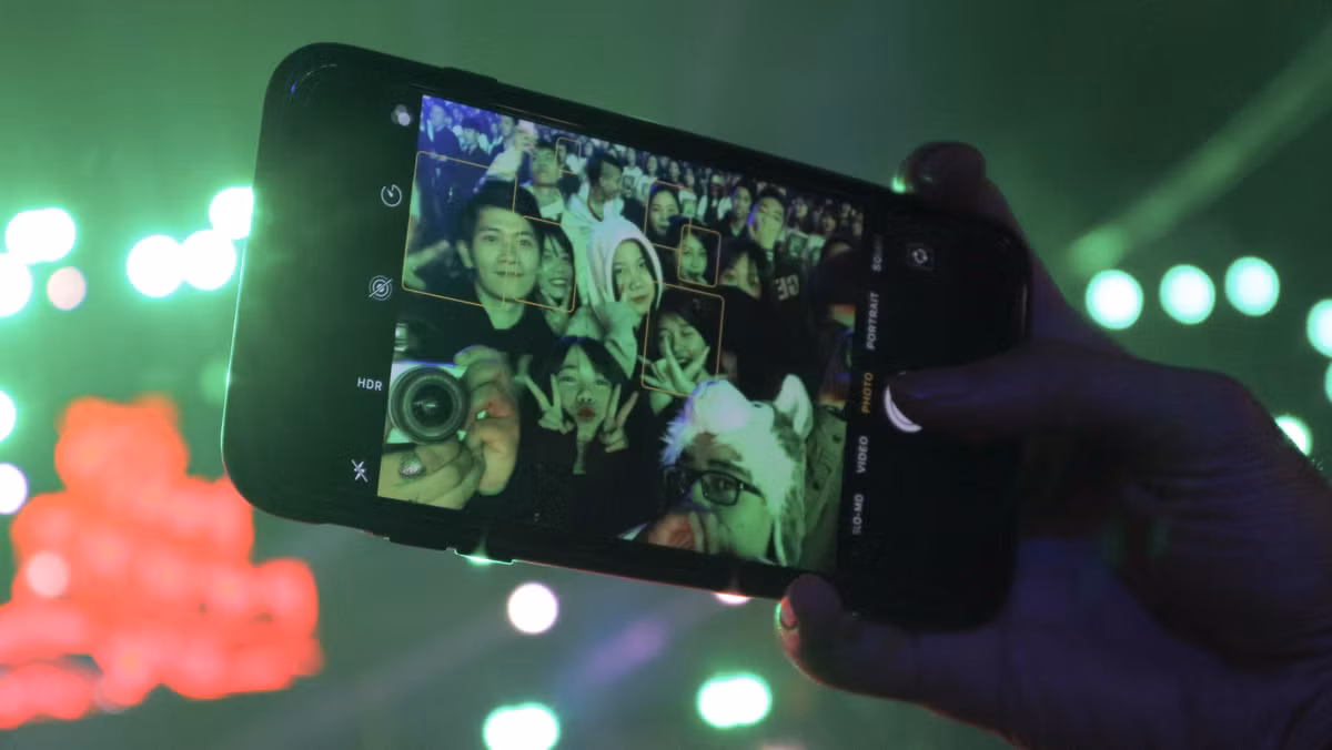 Những bức ảnh selfie liên tục được các bạn trẻ thực hiện trong những phút diễn ra sự kiện đếm ngược chào đón năm mới 2018.