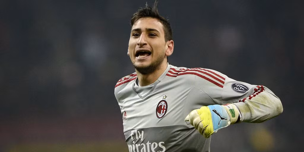 PSG chi tiền tấn, Donnarumma sẽ phản bội AC Milan: PSG chỉ còn thiếu một thủ môn đẳng cấp thế giới nữa là có thể hoàn thiện bộ khung cực mạnh của mình. Mùa Hè vừa qua, sau những lùm xùm hợp đồng, có thông tin Donnarumma đã từ chối lời đề nghị trị giá 13 triệu euro tiền lương một năm từ đội bóng nước Pháp. Ảnh: Goal
