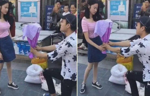 Cau hon ban gai bang coc ghe, chang trai nhan cai ket dang