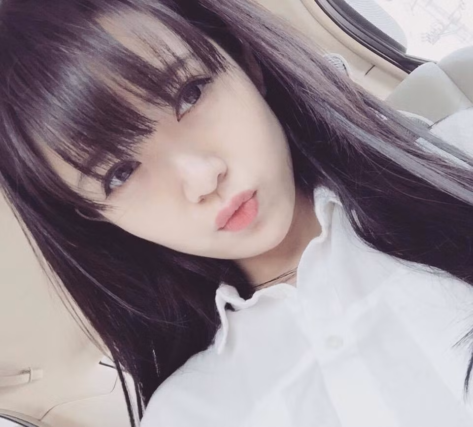 Với mái tóc dài, nhìn hot girl Tú Linh nữ tính và trong dịu dàng hơn rất nhiều.