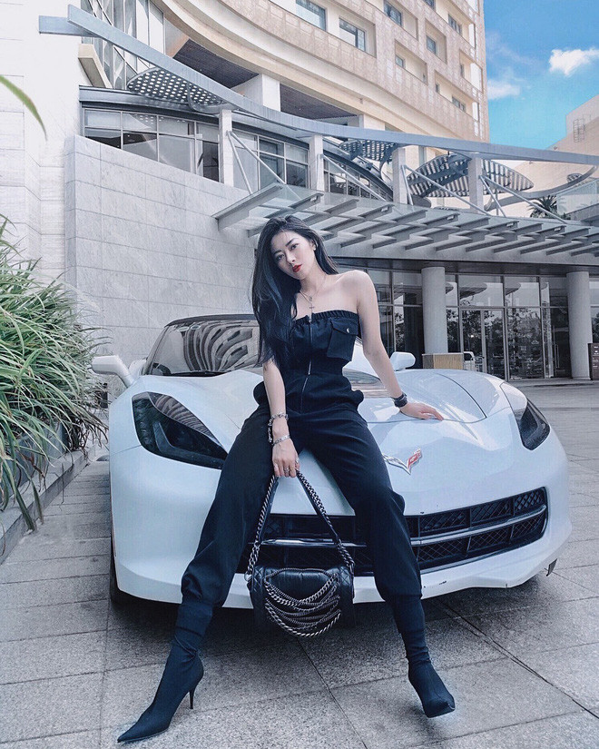 Chưa hết, Mai Sương còn gây ấn tượng cho cánh mày râu bằng đam mê xe cộ. Trên trang cá nhân của mình, cô nàng hot girl này thường thả dáng bên cạnh những chiếc siêu xe cực chất như BMWi8, Audi R8, Ferrari 488, Porsche 911 và cả một chiếc mô tô Ducati Scrambler hầm hố.