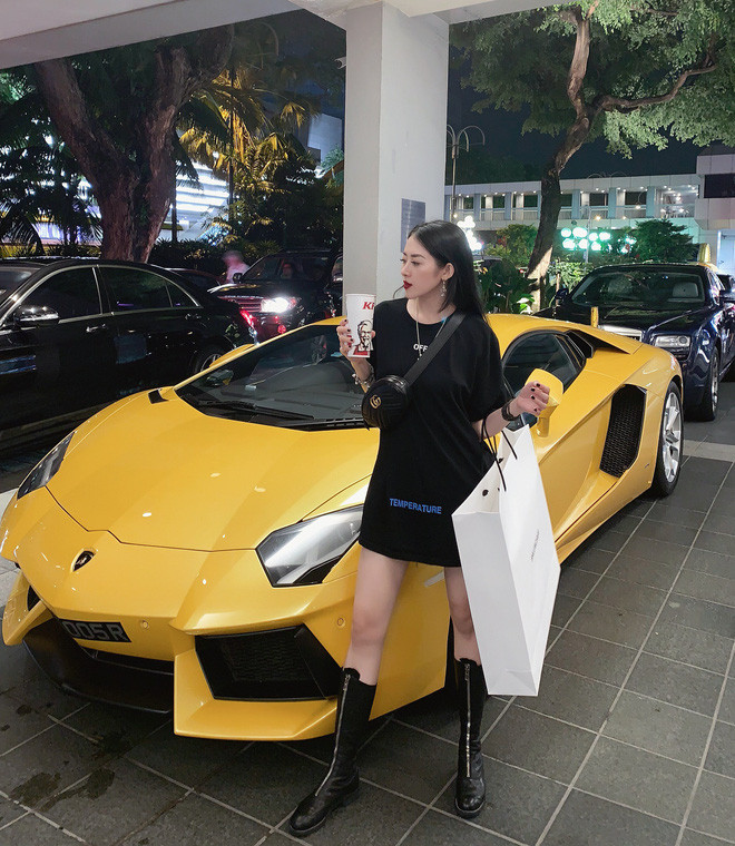 Mai Sương gây ấn tượng ban đầu bằng khuôn mặt xinh đẹp cùng thân hình cực kì quyến rũ, nóng bỏng. Thậm chí, nhiều chị em còn phải ghen tỵ với thân hình nuột nà của hot girl MXH Instagram này.