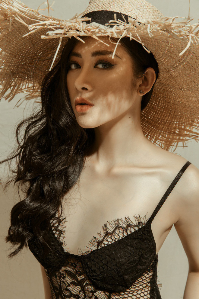 Trên trang cá nhân của mình, ngoài những bức ảnh thả dáng bên siêu xe thì cô bạn cũng thường xuyên đăng tải những hình ảnh gợi cảm, quyến rũ.