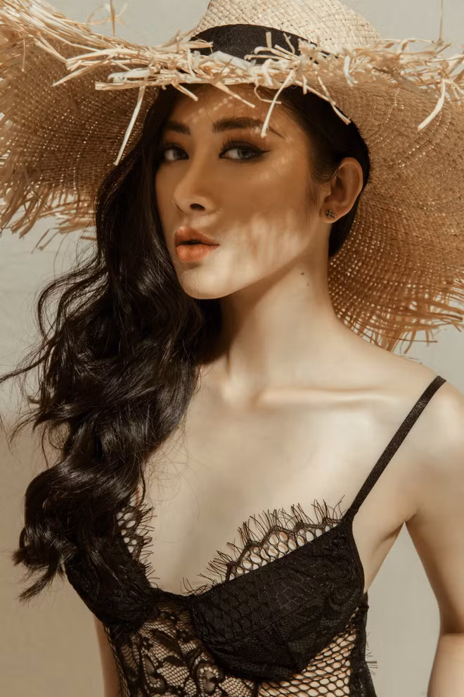 Trên trang cá nhân của mình, ngoài những bức ảnh thả dáng bên siêu xe thì cô bạn cũng thường xuyên đăng tải những hình ảnh gợi cảm, quyến rũ.