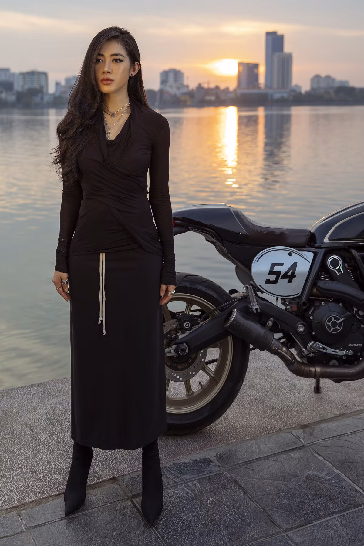 Cụ thể, cô bạn hot girl cho biết: "Mình có đam mê với tốc độ và siêu xe. Đó là xe của nhóm bạn chơi cùng với mình. Chúng mình thường tụ họp, gặp gỡ cùng đi phượt. Mình chụp ảnh nhưng không bao giờ nhận vơ thứ không phải của mình. Hiện tại mình vẫn đang cố gắng kiếm tiền, để có thể sở hữu 1 chiếc xe cho riêng mình nhưng chắc phải cố gắng nhiều lắm".