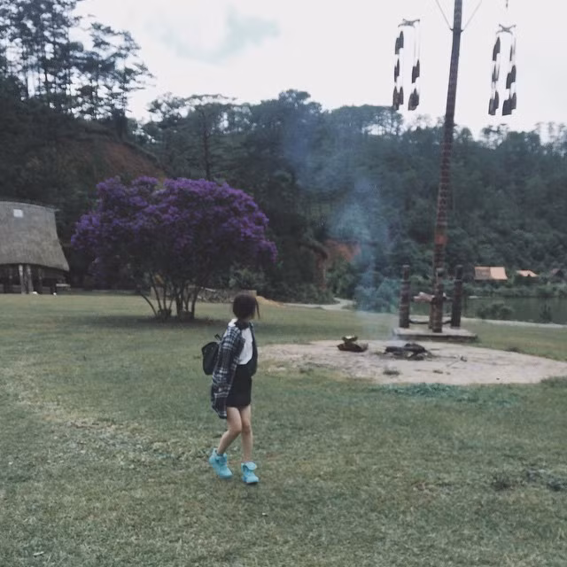 Làng Cù Lần vốn dĩ đã đẹp, đã nên thơ nhưng giờ đây, có thêm sắc tím của hoa Pơ Ra Nhằng, bức tranh về ngôi làng này bỗng nhiên đẹp lãng mạn và khiến con người ta say đắm hơn cả.