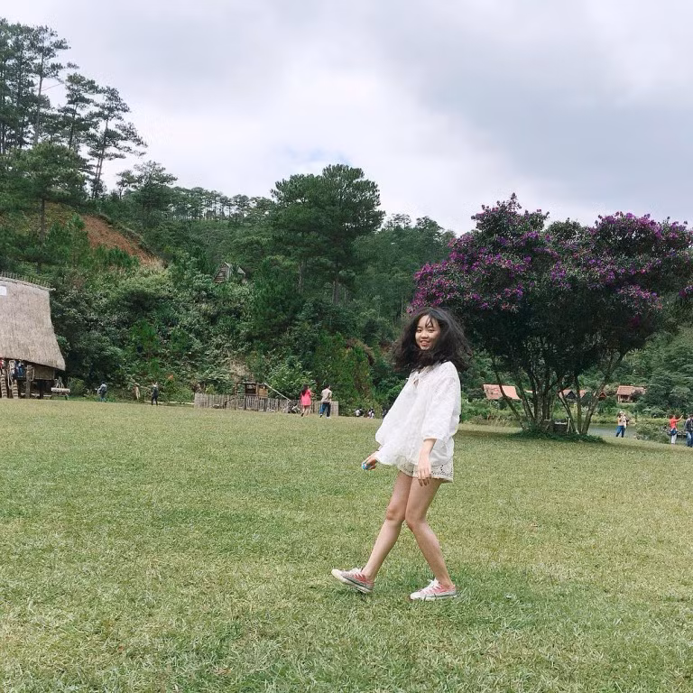 Đến và ngắm từng cánh hoa tím dịu dàng hé nở trên cây, chạm nhẹ vào từng cánh hoa để cảm nhận sắc tím mộng mơ của Pơ Ra Nhằng bạn sẽ thấy bỗng lòng mình nhẹ nhàng, thanh bình hơn