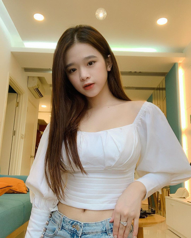 Không những thế, hot girl 10X Linh Ka còn thử mọi chất liệu, kiểu dáng crop top khác nhau, từ cotton tới thô đũi, từ sporty khỏe khoắn tới bánh bèo điệu đà.