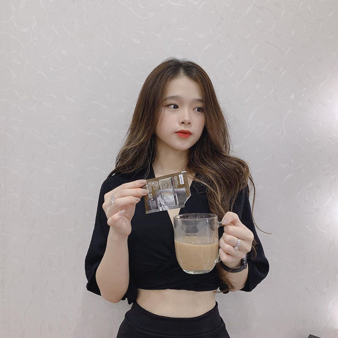 Công thức Linh Ka hay áp dụng nhiều nhất crop top + quần dài, dưới chân mix với sneaker hoặc mule.