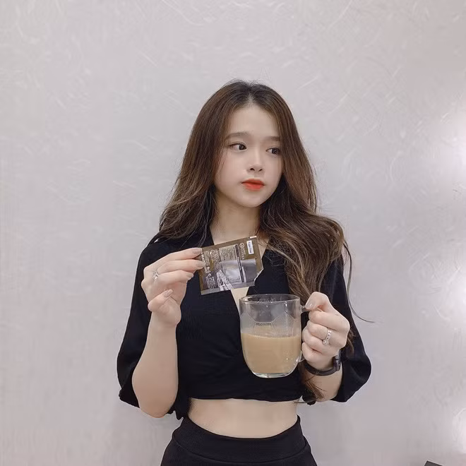 Công thức Linh Ka hay áp dụng nhiều nhất crop top + quần dài, dưới chân mix với sneaker hoặc mule.