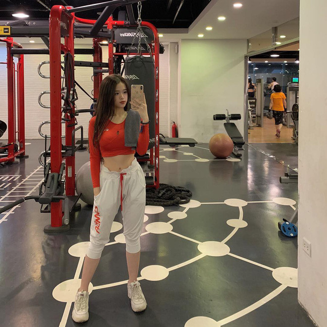 Thế mới thấy, con gái hay mặc đồ rộng không hẳn là vì họ mũm mĩm, chỉ là họ giấu dáng để chờ ngày bùng nổ, điển hình mới nhất là Linh Ka.