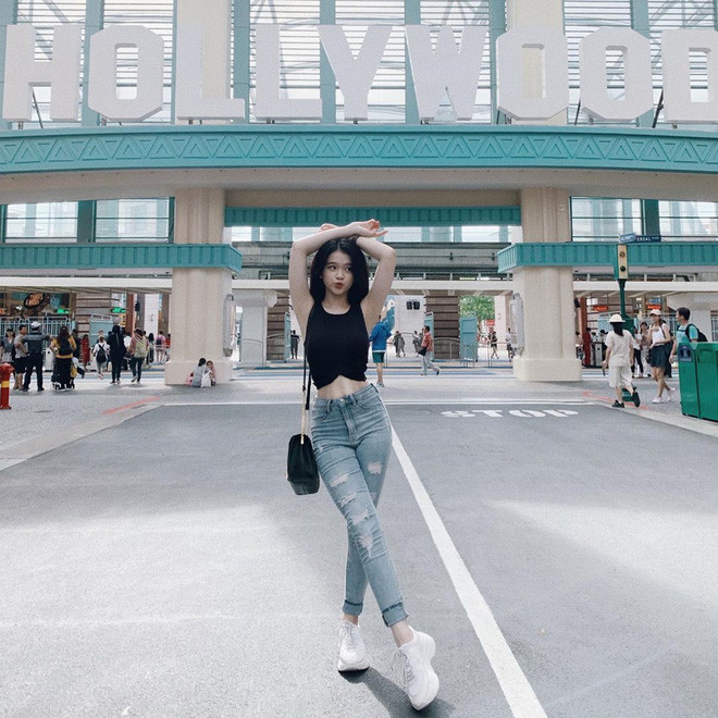 Việc diện crop top giúp Linh Ka không chỉ khoe vòng eo thon gọn mà tăng thêm phần nở nang vòng một.