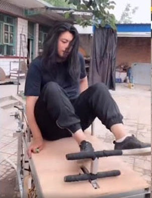 Cụ thể, chàng trai chế ra máy gội đầu có tên Geng Shuai (Cảnh Soái, 30 tuổi), đến từ tỉnh Hà Bắc, Trung Quốc. Anh chàng này đã cho ra đời thiết bị giúp con người có thể gội đầu, sấy khô tóc một cách dễ dàng mà không tốn thời gian và công sức.