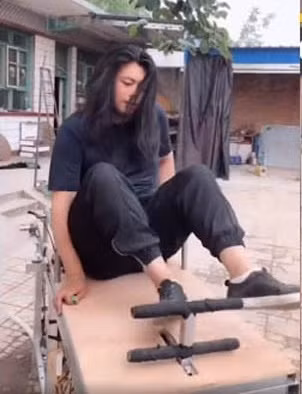 Cụ thể, chàng trai chế ra máy gội đầu có tên Geng Shuai (Cảnh Soái, 30 tuổi), đến từ tỉnh Hà Bắc, Trung Quốc. Anh chàng này đã cho ra đời thiết bị giúp con người có thể gội đầu, sấy khô tóc một cách dễ dàng mà không tốn thời gian và công sức.