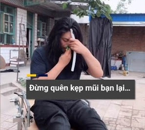 Trong đoạn clip review của mình, "cha đẻ" của chiếc máy gội đầu đã thị phạm các bước chuẩn bị rồi tới công việc chính là làm sạch tóc, sấy tóc.