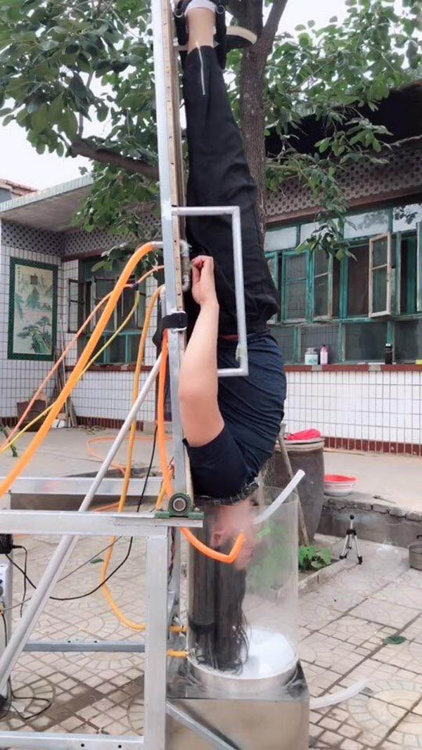 Được biết, đây không phải lần đầu tiên Cảnh Soái phát minh ra những thiết bị được dân mạng chú ý đơn cử như ô biết xoay để bắn nước mưa ra xa, giữ người khô ráo; dụng cụ ghế ngồi mini gắn liền chân, giúp giảm trọng lực cơ thể khi muốn ngồi lên chân hay dụng cụ ăn dưa hấu không sợ dính nước ra tay hoặc ly thủy tinh gắn vào miệng chai rượu,...