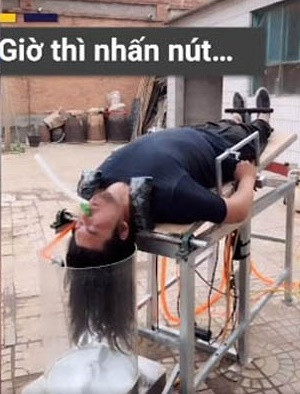 Chiếc ghế này có thể di chuyển lên xuống với tư thế "lộn ngược" giúp người dùng có thể làm sạch và sấy khô tóc.