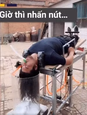 Chiếc ghế này có thể di chuyển lên xuống với tư thế "lộn ngược" giúp người dùng có thể làm sạch và sấy khô tóc.