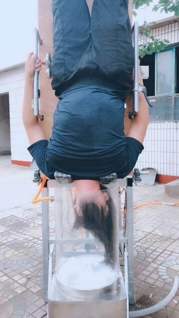 Chỉ cần nằm lên chiếc ghế đó và nhấn các nút công tác với từng công dụng như gội đầu, bơm nước, xả nước, sấy khô là người sử dụng có thể làm sạch đầu một cách dễ dàng.