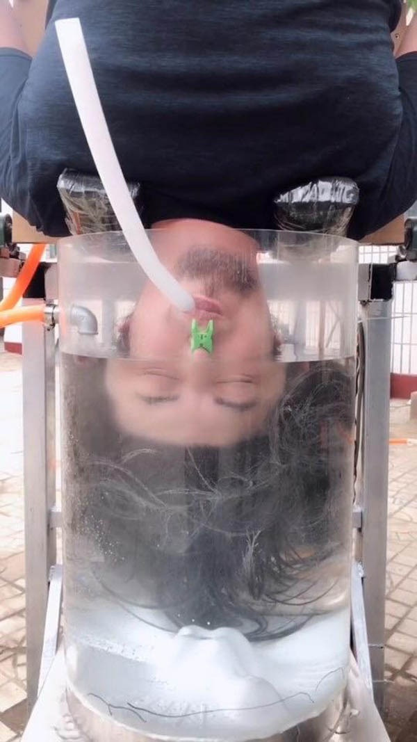 Bên cạnh một số ý kiến bày tỏ sự hài hước, coi đoạn video để giải trí thì không ít bình luận cho rằng, chàng trai này quá nông nổi phát minh ra thiết bị nhảm nhí, không có tính ứng dụng thực tiễn.