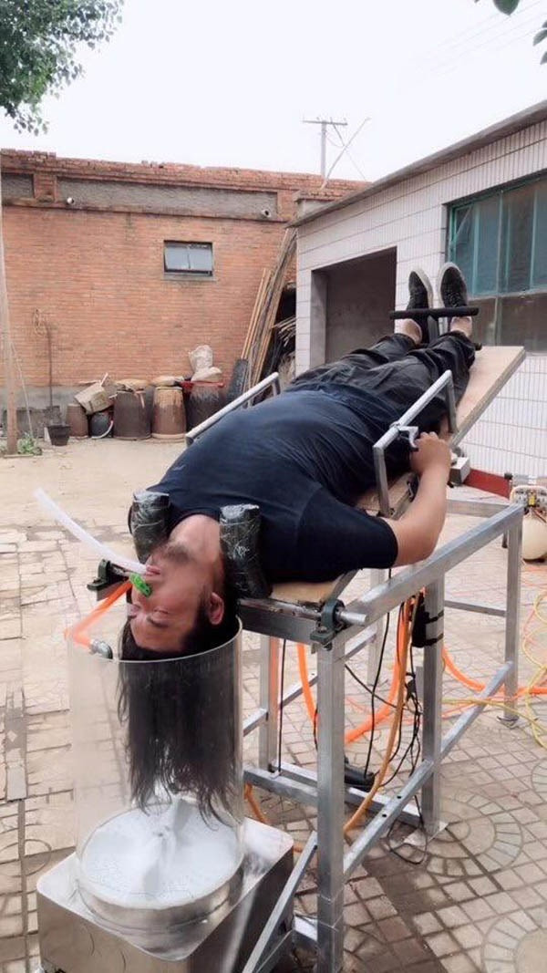 Tuy nhiên, theo khuyến cáo của nhà sản xuất, để sử dụng thiết bị gội đầu này thì đòi hỏi người dùng phải có sức khỏe tốt, không bị chóng mặt, đau đầu khi dựng ngược người và chấp nhận phải bịt mũi và ngậm ống thở để tránh bị ngạt nước khi gội đầu.