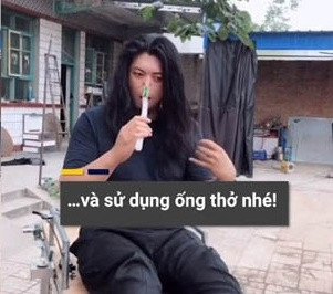 Chiếc máy gội đầu được thiết kế như một chiếc ghế nằm với một thùng nhựa được đặt phía dưới.