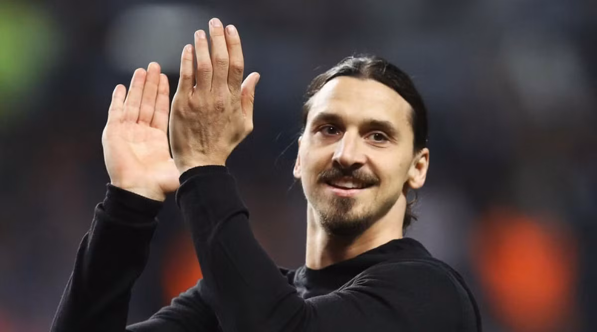 M.U lo lắng vì tình trạng Ibrahimovic: Theo thông tin chuyển nhượng bóng đá mới nhất được phát đi từ nước Anh , Ibrahimovic luôn tuyên bố anh chuẩn bị tái xuất. HLV Mourinho cũng không dưới 2 lần nói về khả năng Ibra trở lại sân cỏ trước năm 2018, sớm hơn so với dự định. Tuy nhiên, bác sĩ Freddie Fu - người trực tiếp phẫu thuật đầu gối cho Ibra, đã cảnh báo cầu thủ người Thụy Điển cần phải thận trọng. Ibrahimovic đã lớn tuổi, và đó là lý do bác sĩ Freddie Fu càng muốn anh phải thận trọng để tránh rủi ro. Ảnh: Goal