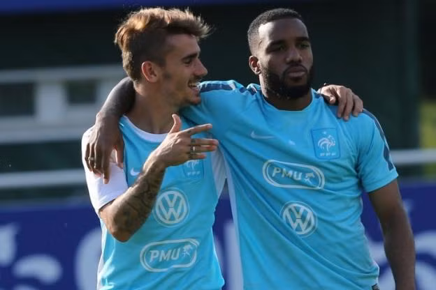 Lacazette rủ rê Griezmann tới Arsenal: Chân sút số 1 của Arsenal mùa này, Alex Lacazette hé lộ sẽ sắm vai "thuyết khách" khi trở về tập trung cùng ĐT Pháp chuẩn bị cho vòng loại World Cup cuối tuần này. Lacazette chia sẻ, nhiệm vụ của anh sẽ là thuyết phục đồng hương và cũng là bạn thân Antoine Griezmann gia nhập Arsenal ở kỳ chuyển nhượng Hè năm sau.