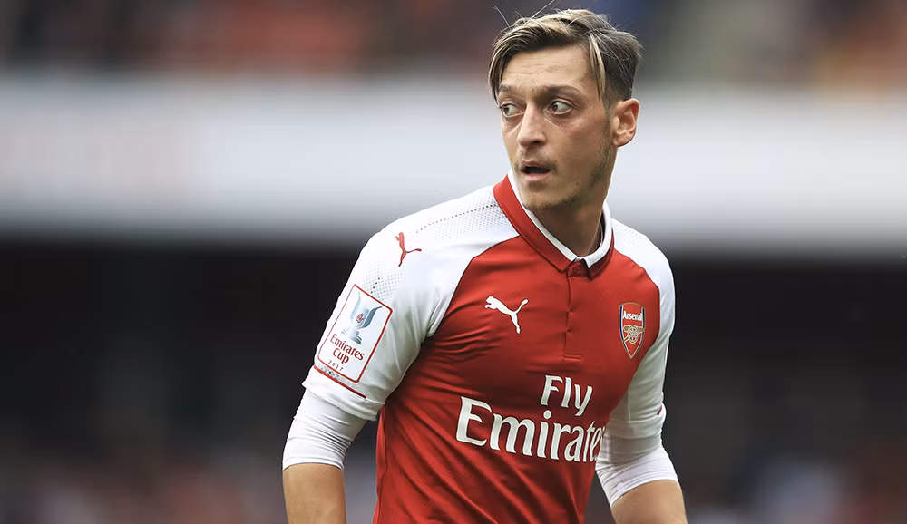 Ozil ở lại Arsenal: Mesut Ozil sẽ không rời Arsenal, ít nhất là trong kỳ chuyển nhượng tháng Giêng 2018. Thông tin này vừa được các bên lên tiếng xác nhận. Ban đầu, Ozil có ý định ra đi ngay tháng Giêng tới. Nhưng anh không tìm được bến đỗ phù hợp. Inter là đội duy nhất hiện đang tỏ thái độ thực sự cần tiền vệ người Đức. Ảnh: Mirror