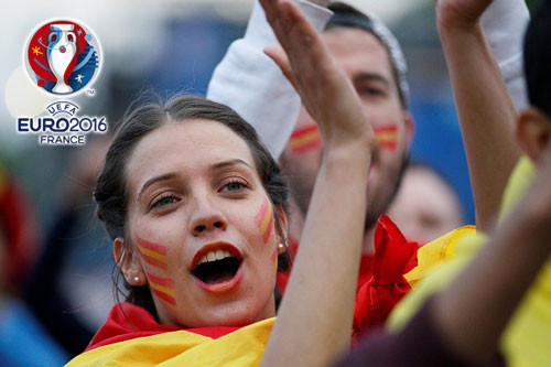 Sẽ không nói quá nếu như so sánh rằng dưới sân các cầu thủ Tây Ban Nha tới Euro 2016 và chơi một thứ bóng đá quyến rũ thì trên khán đài nữ CĐV của họ cũng thể hiện sự máu lửa, đầy mê hoặc nhờ nhan sắc của mình.