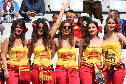 Mặc dù đã bị ĐT Italy loại ở vòng 1/8 Euro 2016 với tỷ số 0-2, thế nhưng hình ảnh những cô gái đến từ xứ sở Bò tót xinh đẹp, nóng bỏng vẫn luôn đọng lại tâm trí của hàng tỉ NHM trên thế giới.