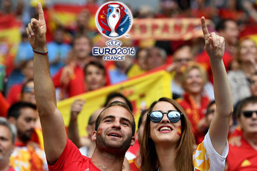 Sở hữu nét đẹp đặc trưng của những người bờ biển Địa trung hải với làn da trắng hồng, đôi mắt xanh và màu tóc nâu, những cô gái Tây Ban Nha khiến những người xung quanh luôn phải chú ý tới mình.