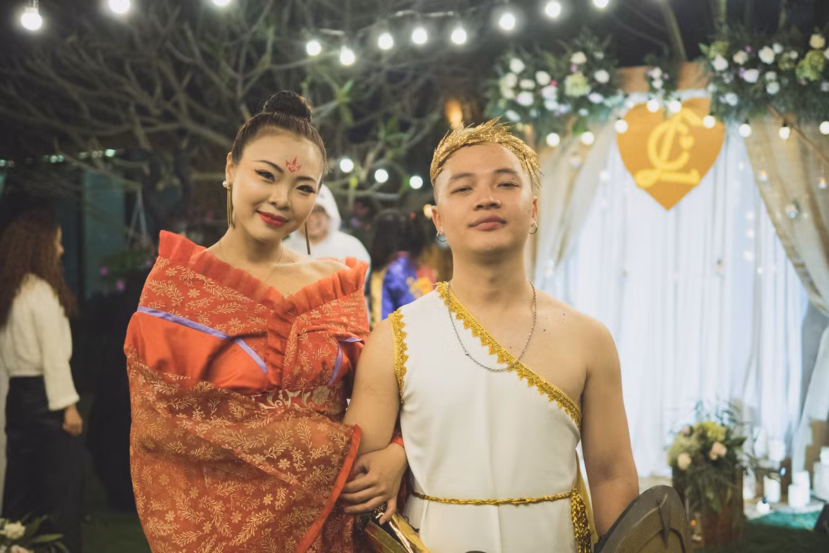 Chọn cho mình lễ đường sang trọng và lộng lấy ngoài trời với giàn đèn lung linh, đôi bộ bàn ghế trắng và rất nhiều hoa cưới, không gian lễ cưới của Ngọc Cương và Mỹ Lệ được đánh giá là khá thoáng để gia đình và nhóm bạn thân thiết cảm thấy thoải mái nhất.