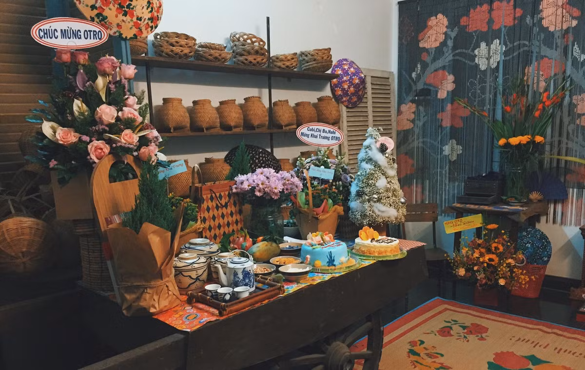 Với mỗi loại phòng khác nhau, tên phòng cũng mang ý nghĩa đặc biệt. Nếu lưu trú ở phòng Đất, bạn sẽ được ngắm hình ảnh của chú heo đất xuyên suốt, thể hiện một nét văn hoá đặc trưng của người Việt. Còn với phòng Dệt, OTRO kể câu chuyện về nghề dệt vải truyền thống, mang những họa tiết hoa văn trên vải vào không gian trọ. Đến phòng Bông, OTRO lấy chủ đề những loài hoa đặc trưng của người Việt.