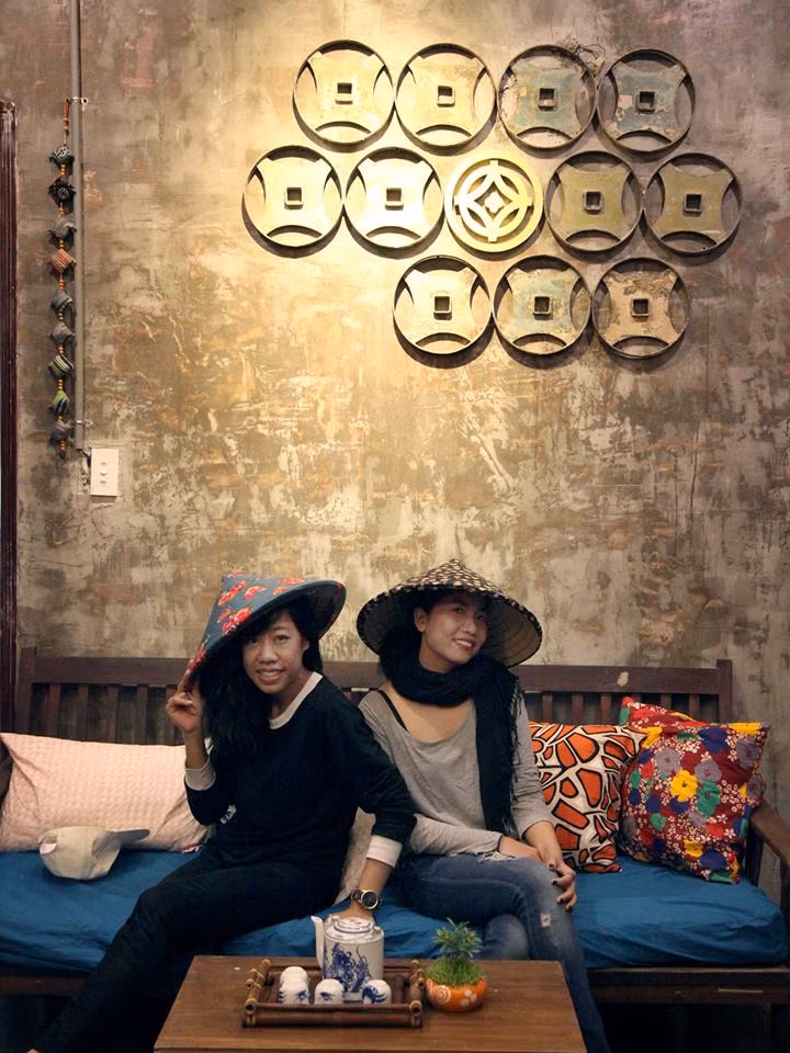 Khu nhà OTRO có nhiều phòng riêng biệt, với các tên gọi độc đáo nhưng cũng rất gần gũi như phòng Đất, phòng Dệt, phòng Mâm, phòng Bông, phòng Chiếu. Tất cả các vật dụng trang trí trên tường, trong phòng như chén, mâm cơm, mẹt tre, nón được sắp xếp như một tác phẩm nghệ thuật.