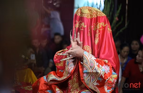 Thông thường trong nghi lễ mở phủ, hay một đàn lễ đảo cầu thường các ông đông, bà đồng hầu từ 6 đến 7 giá đồng chính, mỗi người giữ 1 vai trò nhất định như 5 quan lớn: Quan lớn đệ 1,2,3,4 và quan lớn đệ 5.