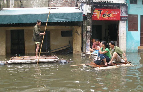 Ngập lụt ở Giáp Bát, quận Hoàng Mai trong đợt ngập lịch sử cuối năm 2008 - một trong những sự cố thiên nhiên được Hà Nội liệt vào thảm họa - Ảnh: TTO