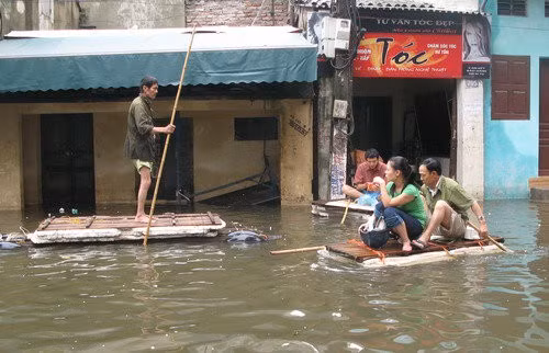 Ngập lụt ở Giáp Bát, quận Hoàng Mai trong đợt ngập lịch sử cuối năm 2008 - một trong những sự cố thiên nhiên được Hà Nội liệt vào thảm họa - Ảnh: TTO