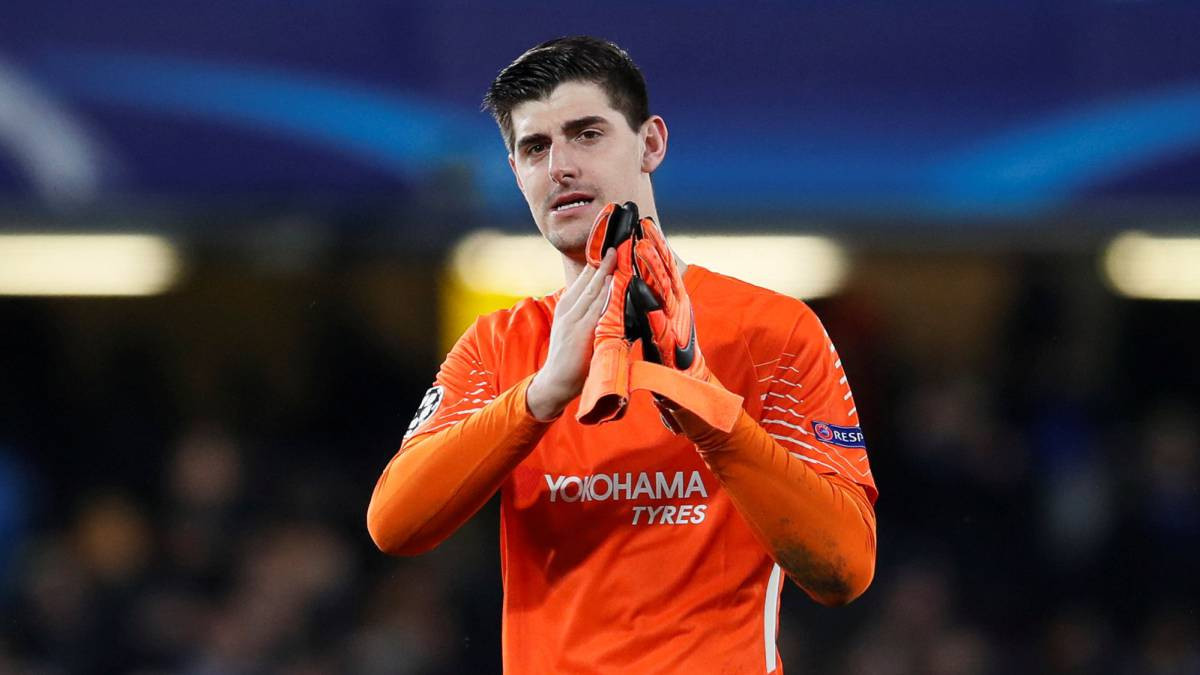 Thibaut Courtois một lần nữa khiến nội tình Chelsea dậy sóng, khi có hành động đi đêm với nhiều CLB lớn của châu Âu. Ảnh: Mirror