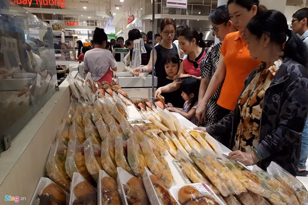 Đồ nướng các loại cũng là lựa chọn của nhiều người khi đi mua sắm, không mất thời gian nấu nướng cho buổi trưa.