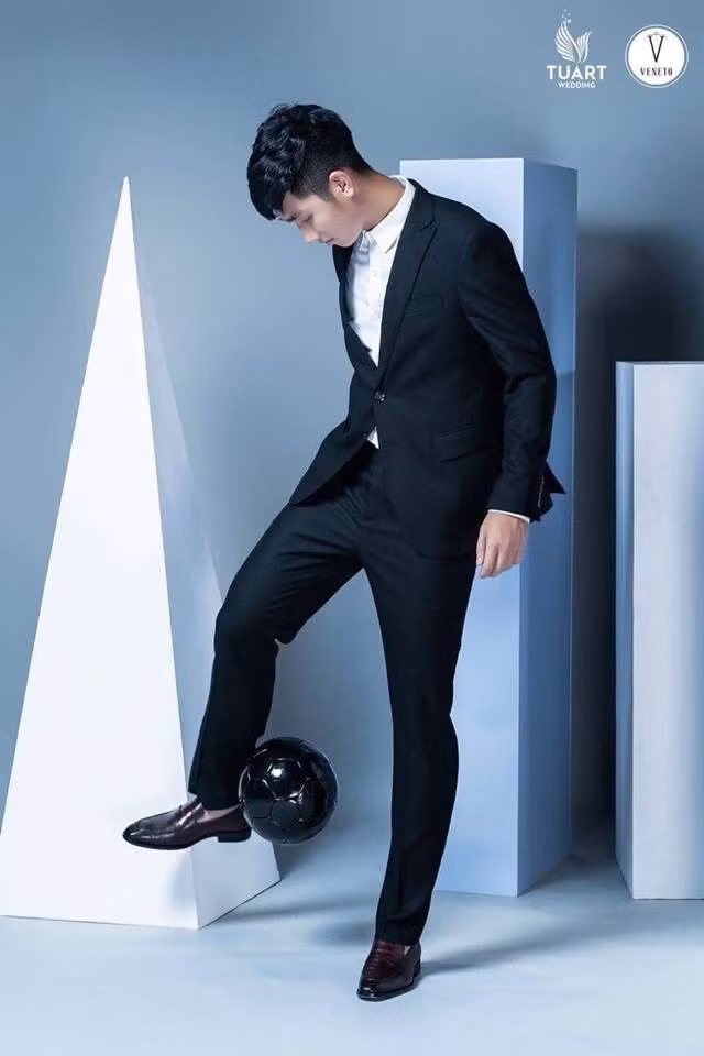 Về phần U23 Việt Nam, có lẽ NHM cũng không còn xa lạ với hình ảnh các cầu thủ con cưng lịch lãm trong các bộ vest.