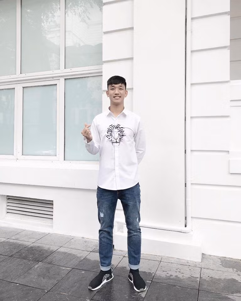 Các cầu thủ đã thường xuyên xuất hiện trước NHM với phong cách vô cùng lịch lãm trong bộ veston bên cạnh hình ảnh khỏe khoắn mỗi khi thi đấu trên sân cỏ.