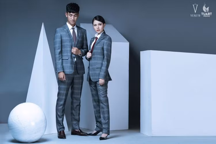 Sở hữu chiều cao 1m84 cùng gương mặt điển trai, làn da trắng và thân hình cân đối, Trọng Đại rất phù hợp với những bộ suit lịch lãm.