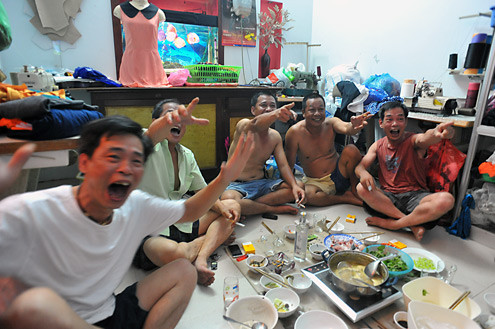 Một vài bác lớn tuổi sẽ tụ tập bạn bè để cùng quây quần bên nồi lẩu để xem World Cup.