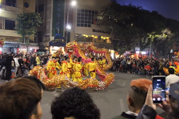 Sau màn pháo sáng, những đoàn lân sư rồng đã khiến không khí trở nên sôi động hơn với các động tác đẹp mắt.