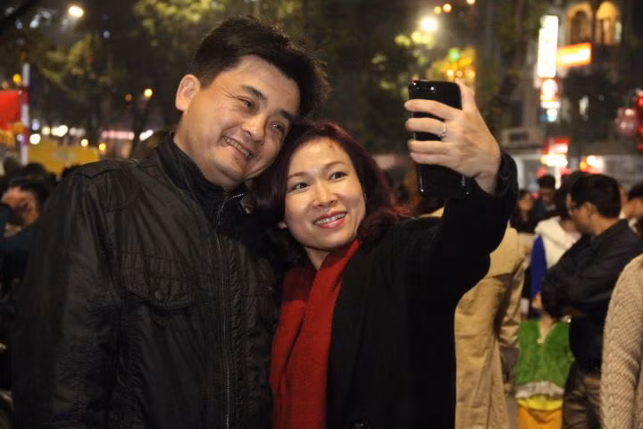 Sau khoảnh khắc giao thừa, rất nhiều những người dân đã quay sang những người thân của mình để cùng nhau ghi lại những bức hình đẹp nhất chào đón năm mới.