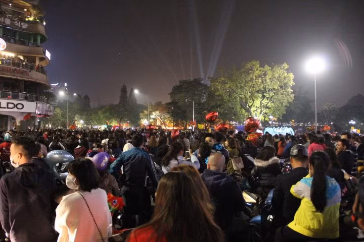 Mặc dù giao thừa Tết Đinh Dậu 2017, Hà Nội không tổ chức bắn pháo hoa trên toàn toàn thành phố nhưng vẫn có rất nhiều người dân đổ về các khu phố trung tâm để đón khoảnh khắc chuyển giao giữa năm cũ và năm mới.