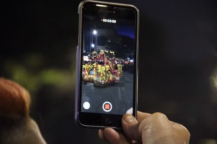 Một khoảnh khắc được ghi lại khi người dân tập trung xem lân sư rồng tại khu vực Hồ Gươm.